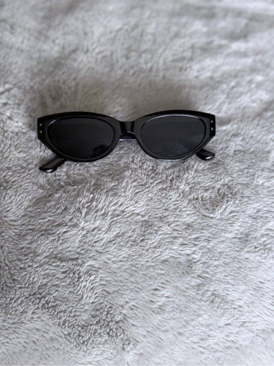 None Accessories - Black Cat-Eye Sunglasses - Classic Women's Shades